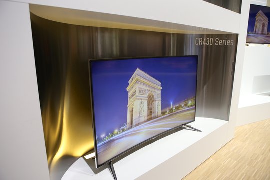 Unter der Typenbezeichnung CR850 steht zudem das erste Mal in der Geschichte Panasonics ein Curved-Modell im Regal. Hier wurde dem Konkurrenzdruck nachgegeben. Ein grosse Zukunft mit Curved-Geräten scheint Panasonic dabei nicht zu erwarten – und das obwohl die Qualität des CR850 (55 oder 65 Zoll) mit dem 4K Pro Panel top ist. Für das kleinere Budget gibt es ausserdem den CR430, welcher ebenfalls mit einer 4K-Auflösung und einer Grösse von 55 Zoll verfügbar ist.